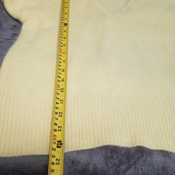 Beautiful Yellow Wool Angora I V-neck Sweater - Picture 9 of 12